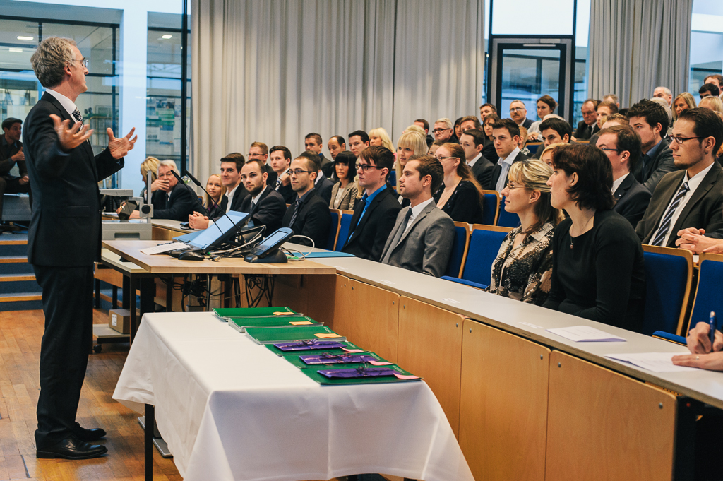 Prof vor vollbesetztem Hörsaal