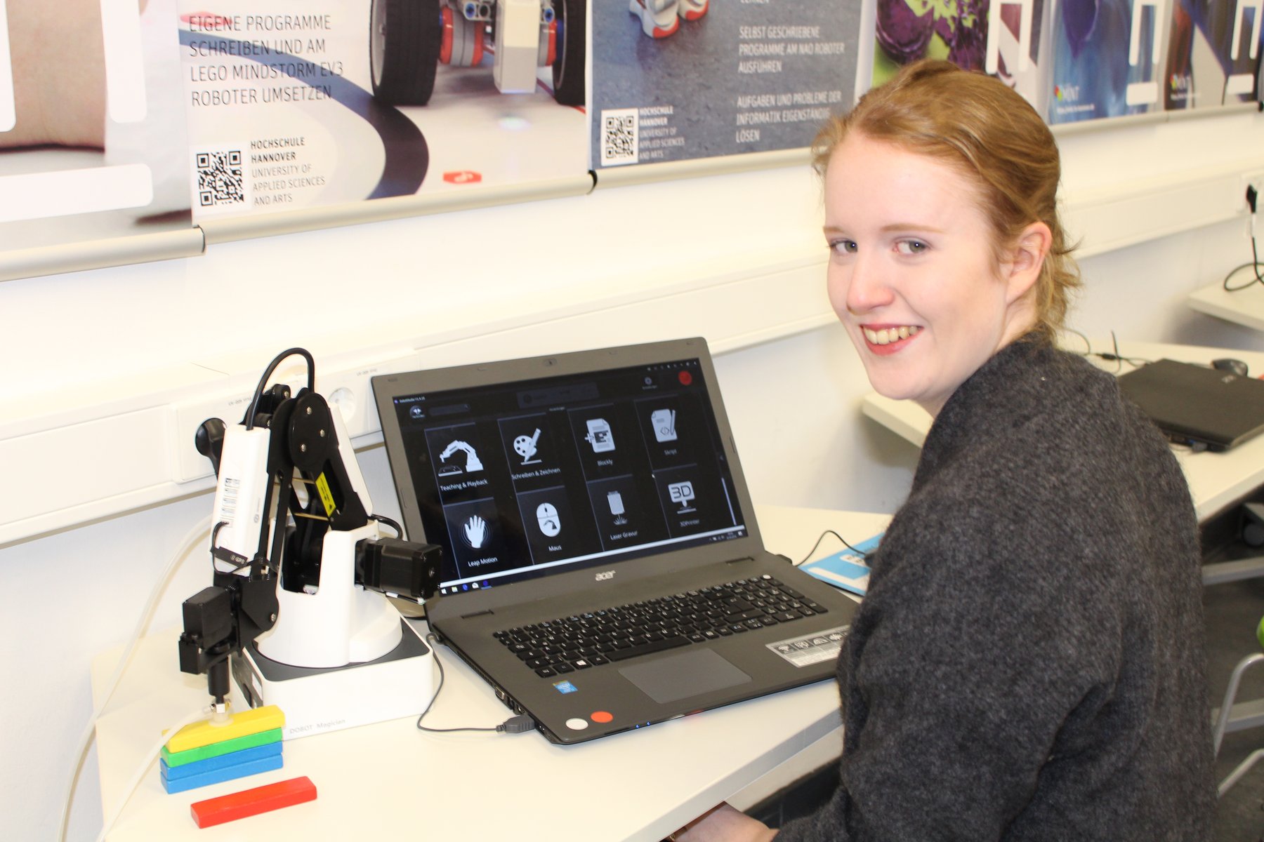 Studentin beim Programmieren