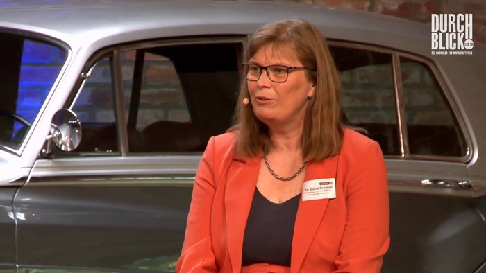 Vorschaubild für das Video "Wie gewinnt man Frauen für eine Karriere in MINT-Berufen?"