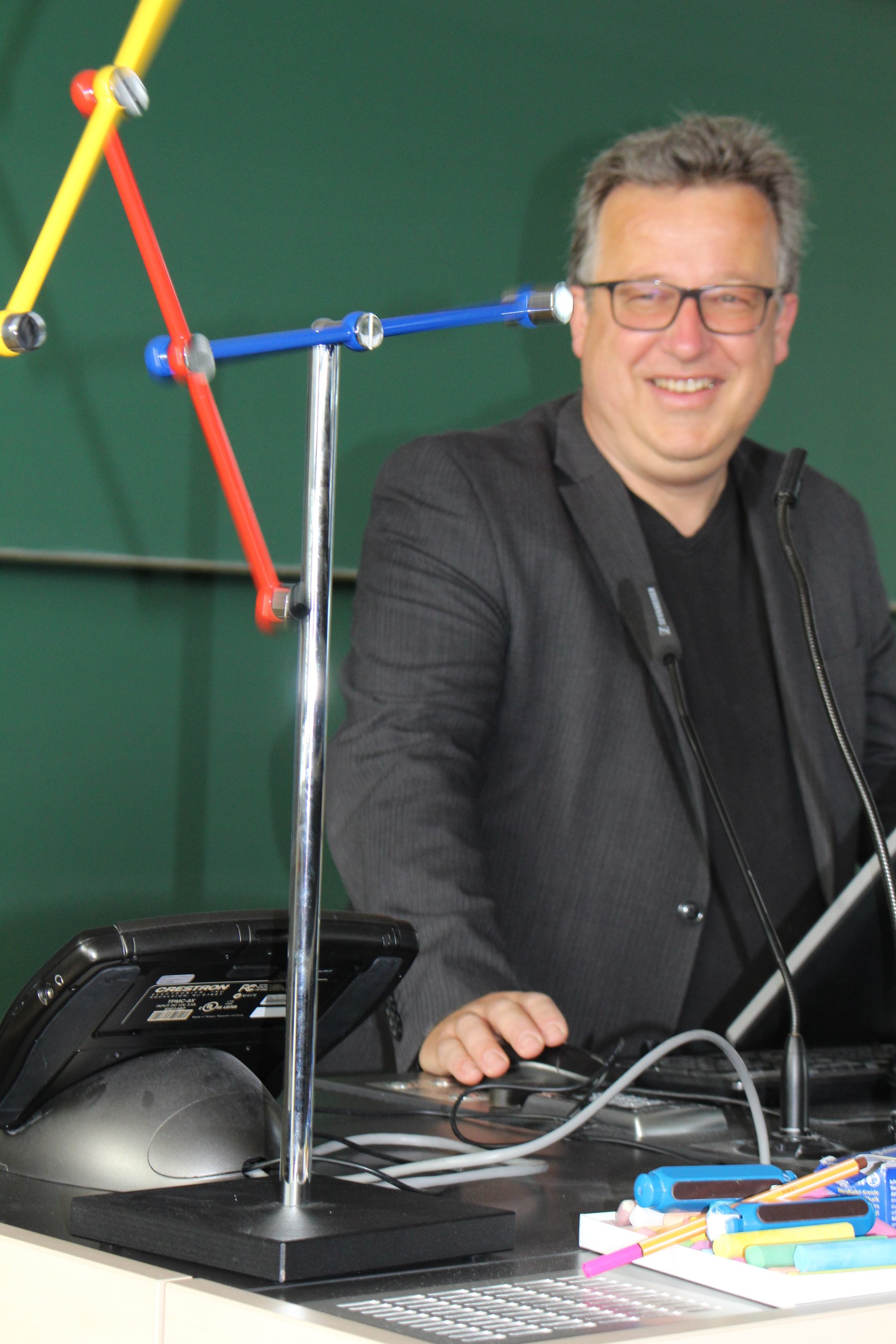Lehrender steht vor Fafel