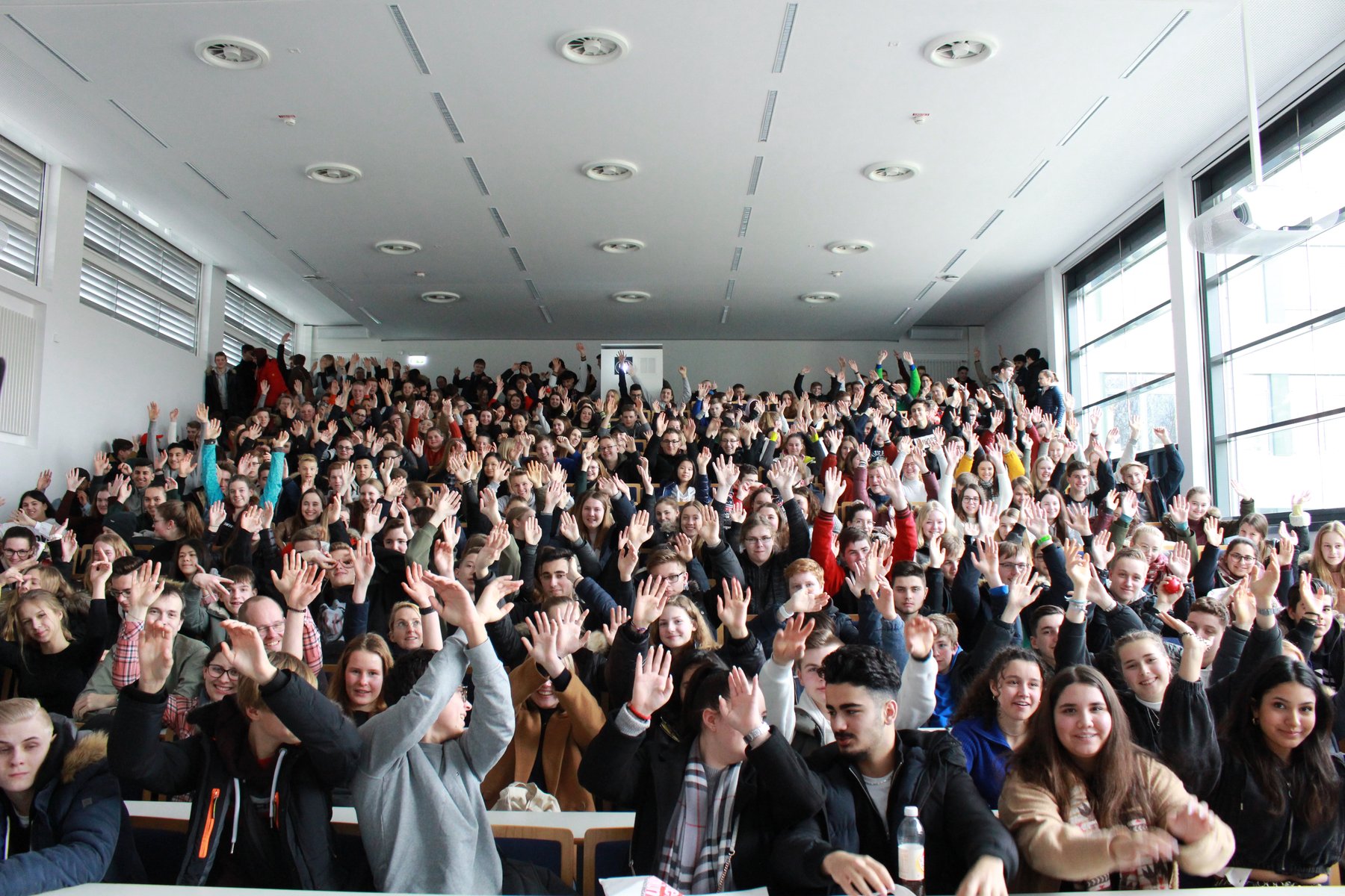Proppevoller Hörsaal nach hinten ansteigend
